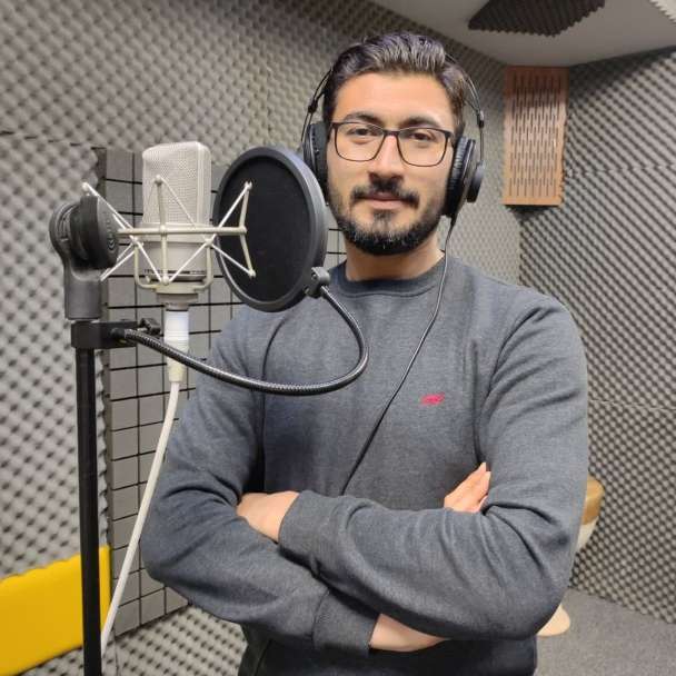 I am a warm and captivating voice artist, passionate about storytelling and delivering impactful messages.